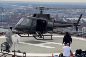 国外网友用AI恶搞：恩比德、布朗&马克西在停机坪迎接老詹